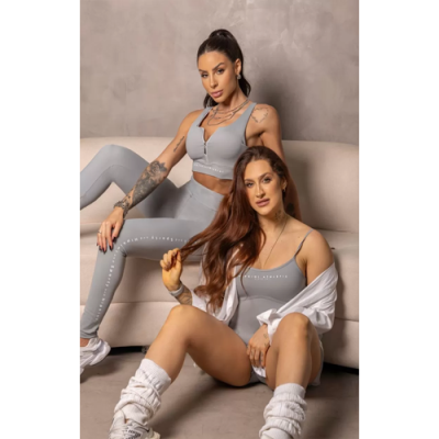 Grey Runner Top with Neckline and Zipper 4